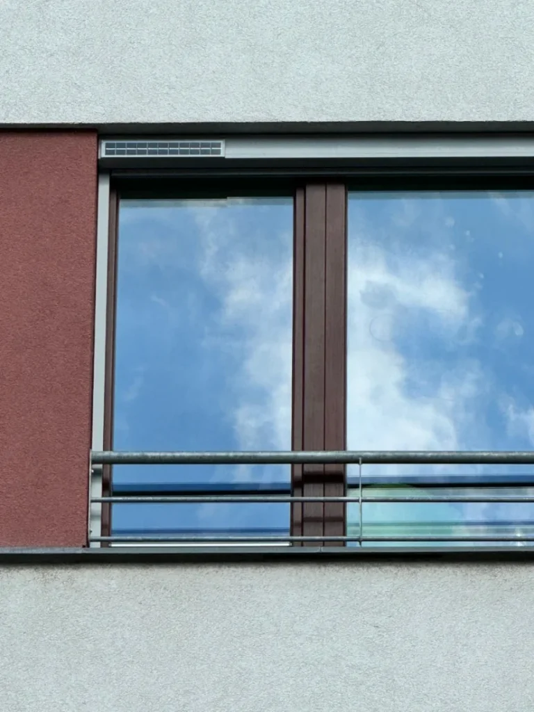 Detail venkovní screenové rolety na okně