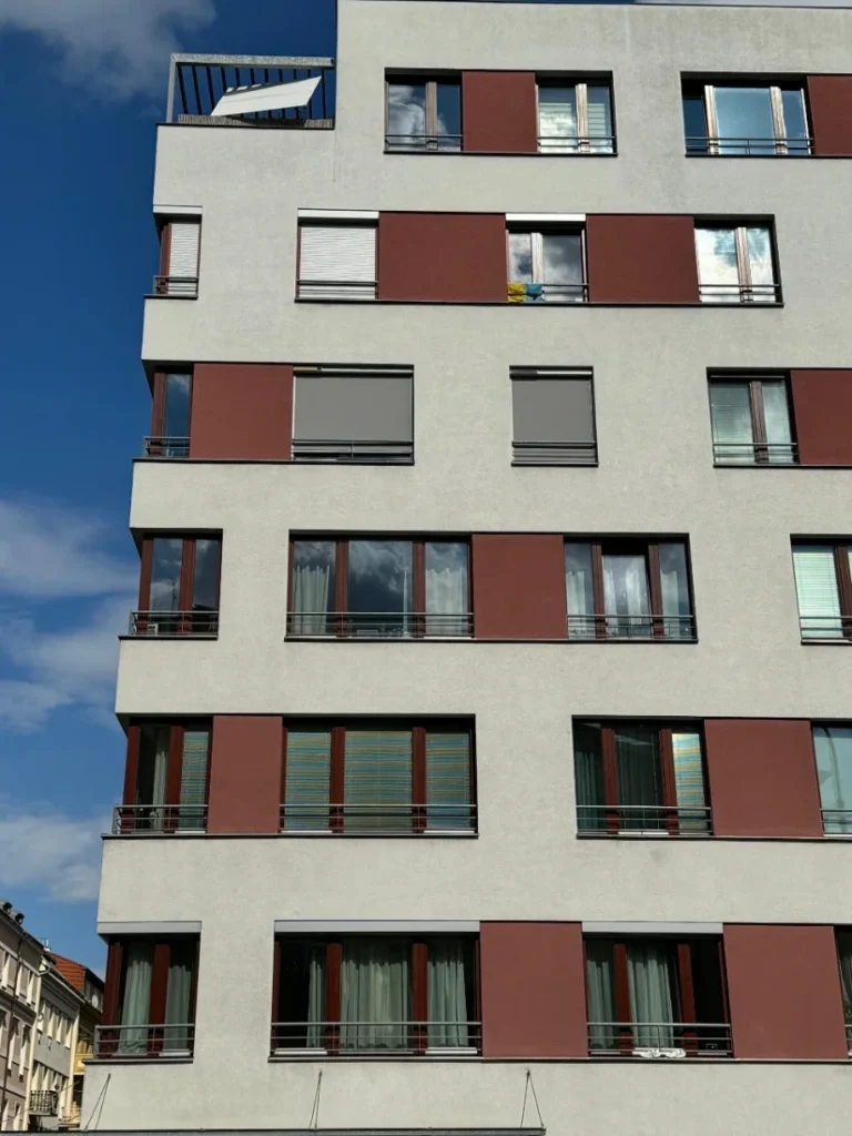 Venkovní screenové rolety na fasádě bytového domu