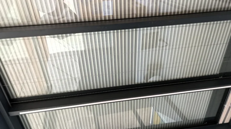 Detail střešního stínění prosklené konstrukce