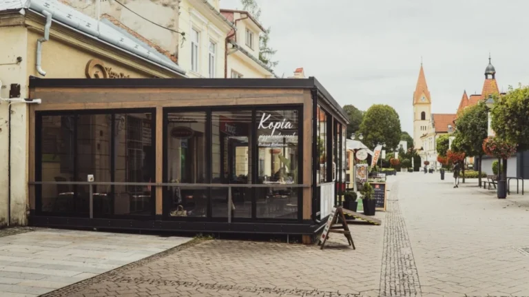 Prosklená terasa u historického domu v centru města