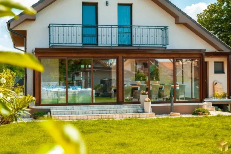Prosklená terasa s dřevěnou konstrukcí u rodinného domu