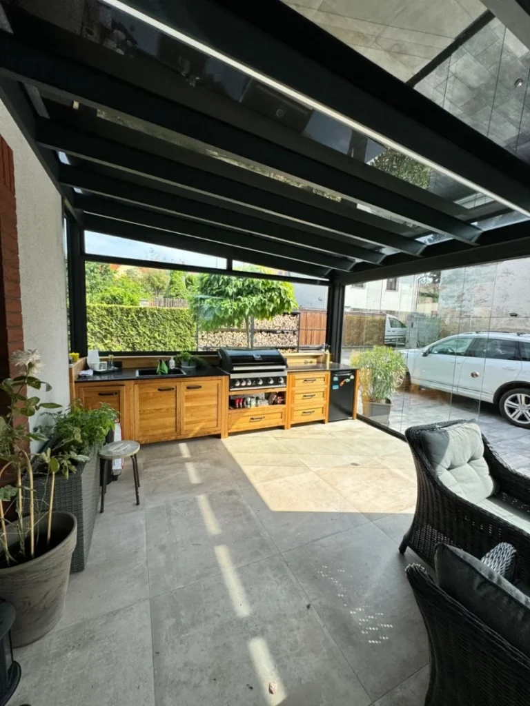 Zasklená pergola s teleskopickými skleněnými stěnami