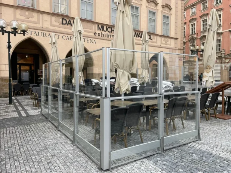 Skleněné zábradlí restaurační zahrádky v historickém centru
