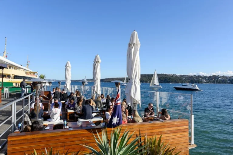 Skleněné zábradlí venkovní restaurace u přístavu