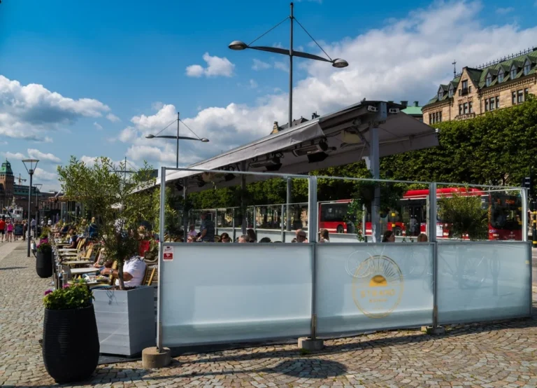 Skleněné zábradlí kolem venkovního posezení restaurace