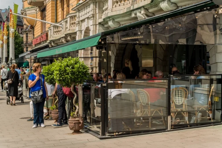Skleněné zábradlí restaurační zahrádky v centru města