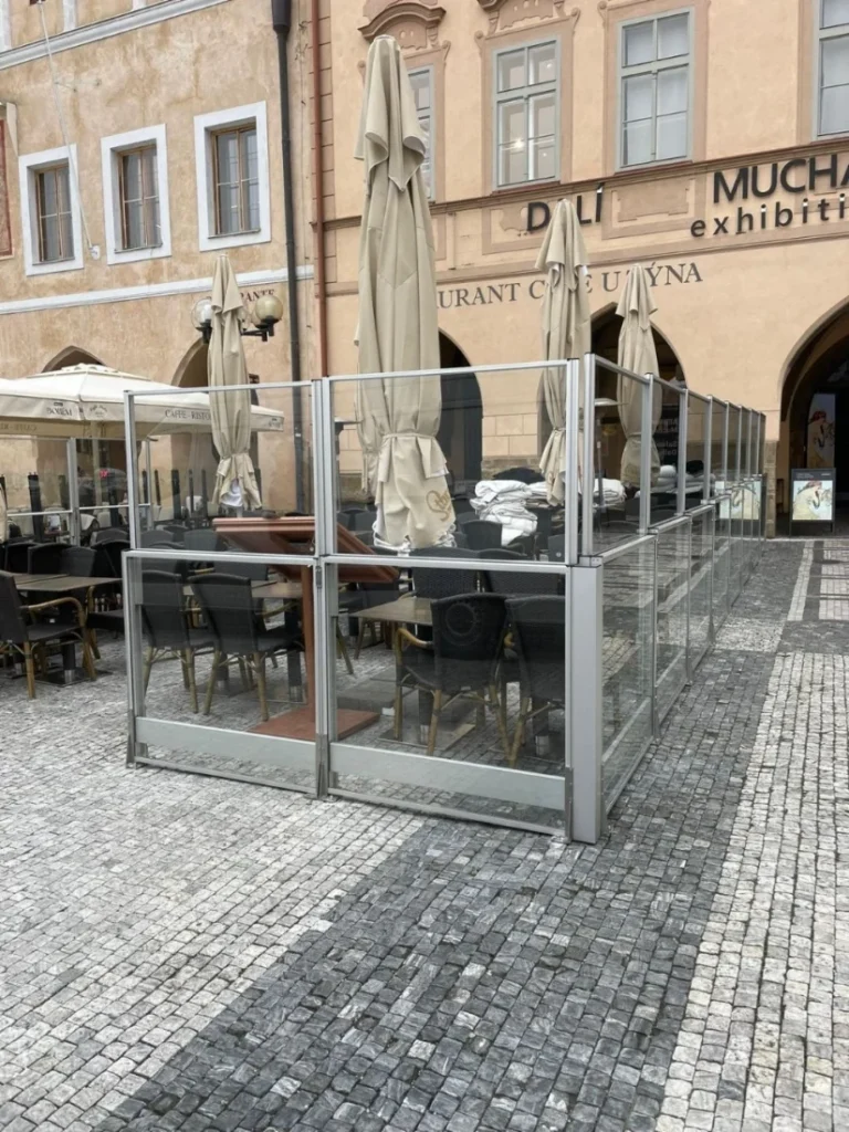 Skleněné zábradlí kolem venkovního posezení restaurace