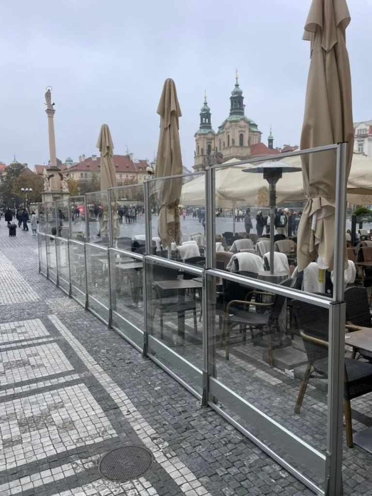 Skleněné zábradlí venkovní zahrádky v centru města
