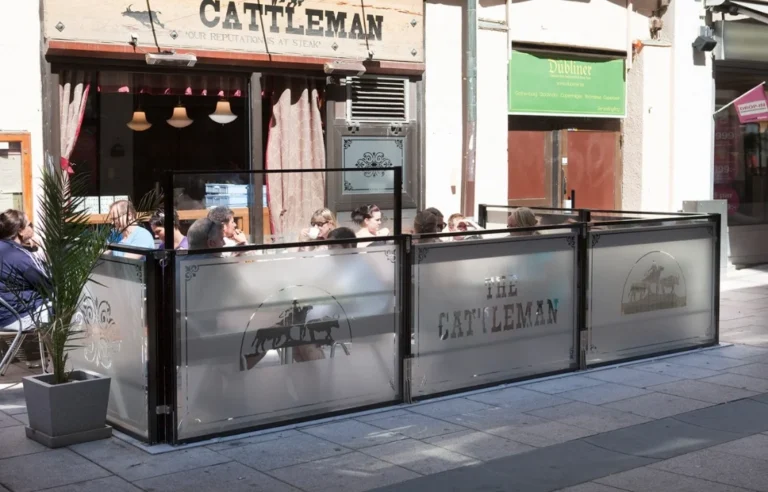 Skleněné zábradlí venkovní zahrádky městské restaurace