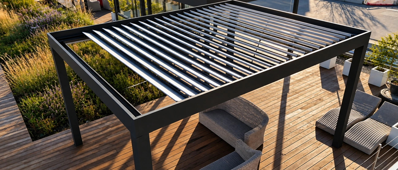 Moderní bioklimatická pergola s otočnými lamelami na prostorné dřevěné terase